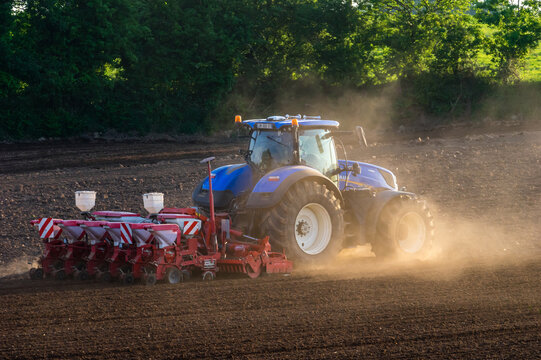Un  agriculteur s&egrave;me du ma&iuml;s