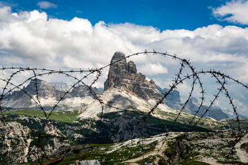 filo spinato sul monte piana, con vista sulle tre cime di lavaredo