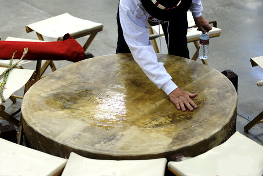 Sizing the powwow drum