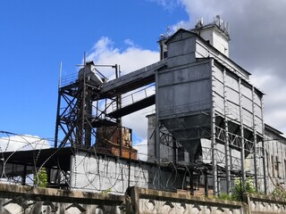 Fototapeta na wymiar Una fábrica abandonada que ocupa un enorme territorio dentro de la ciudad.