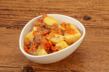 Roasted potato and beef with sauce