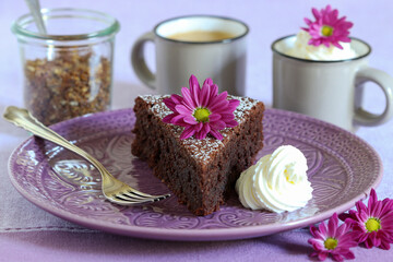 Schokoladenkuchen dekoriert mit Chrysanthemenblüten Tischdekoration
