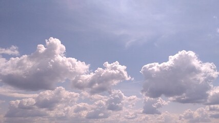 Białe chmury na czystym niebie