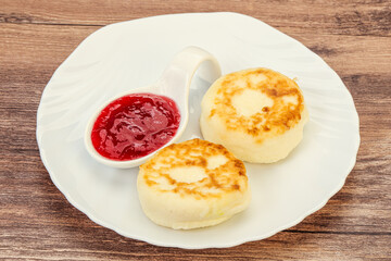Cottage cheese pancakes with strawberry jam