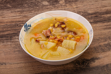 Pea soup with smoked ribs