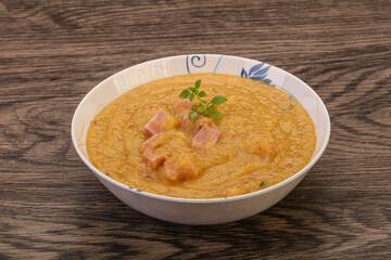 Peas cream soup with smoked ribs