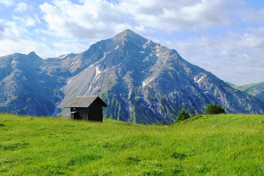 Hütte vor Berggipfel in den Alpen © Daniel