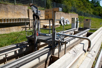 Räumerbrücke über einem belüfteten Sandfang im Zulauf einer Kläranlage