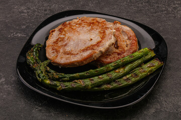 Grilled tuna steak with asparagus