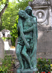 francja , Paryż , sierpień 2015 , cmentarz Pere Lachaise , rzeźba matki z synem na grobowcu - obrazy, fototapety, plakaty