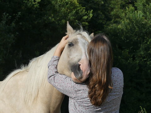 Douceur entre une cavali&egrave;re et son poney