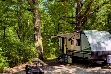 Papier Peint photo Camping Caravane de voyage camping dans les bois au parc d& 39 état de rock affamé de l& 39 Illinois