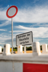 Schild Betreten verboten an Baustelle