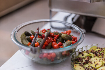 Vasilha de vidro com pimentas e vegetais.