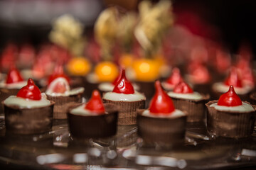 Doces de chocolate com pimenta vermelha.