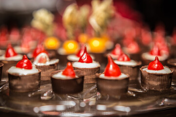 Doces feitos de chocolate com pimenta vermelha.