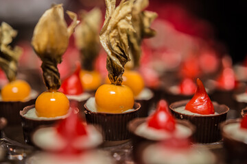 Foco seletivo em physalis com chocolate em buffet.