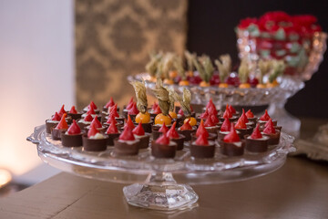 Chocolate com pimenta arranjados em vasilha sobre a mesa de buffet.