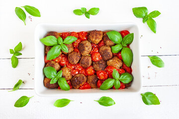 Mięsne klopsiki zapiekane z pomidorami z dodatkiem bazylii i tymianku
