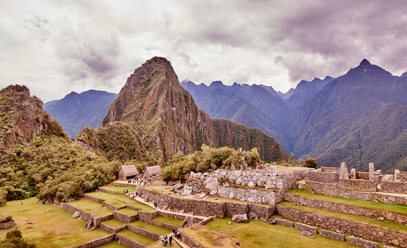 Peru, Machu Pichu, Mountain range and ruins of aztec village
