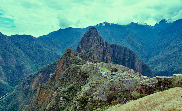 Peru, Machu Pichu, View of Wayna Picchu and Machu Pichu
