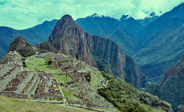 Peru, Machu Pichu, View of Wayna Picchu and ruins of aztec village