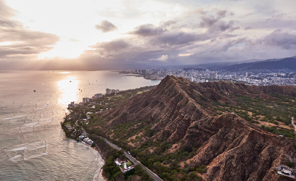 USA, Hawaii, Honolulu, Diamond Head, Ariel view of Diamond Head at sunset