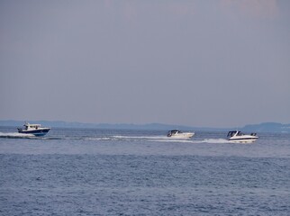 Drei Motoboote auf dem Meer