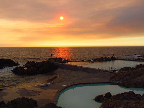 P&ocirc;r do sol em Piscinas de Mar&eacute;s de Le&ccedil;a da Palmeira em Portugal