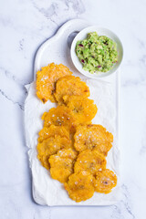 Fried tostones, green plantains, bananas with guacamole sauce