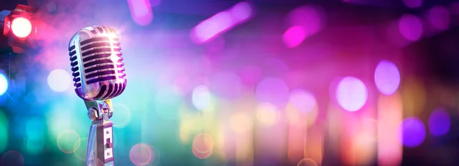 Fotobehang Vintage microfoon op het podium met bokeh-licht © Romolo Tavani