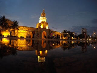 calles coloniales en Cartagena de Indias Colombia Torre del reloj y reflejo en el agua 