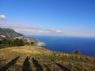 Fototapeta premium Un panorama montuoso. Una cartolina della penisola sorrentina catturata dal Monte Comune (Promontorio dei monti lattari). Da Vico Equense, Sorrento, Meta, Piano di Sorrento...Fieno ed erba