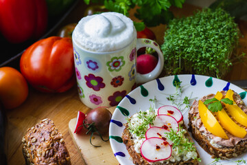 Frühstück Jause Brötchen Aufstriche mit Radieschen Tomaten Frsichkäse und Häferkaffee Kaffee mit Sahnehäubchen, Brotzeit