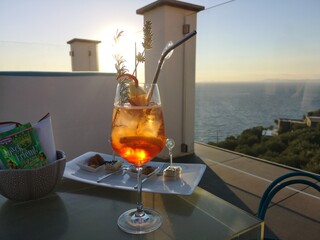 un fantastico aperitivo e spritz al tramonto catturato da Massa Lubrense, in penisola sorrentina a pochi passi da Sorrento e Vico Equense. Ischia sullo sfondo . © FraEs85