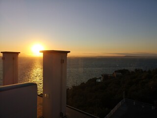 un fantastico tramonto catturato da Massa Lubrense, in penisola sorrentina a pochi passi da Sorrento e Vico Equense. Ischia sullo sfondo e capri si intravede sulla sinistra.  © FraEs85