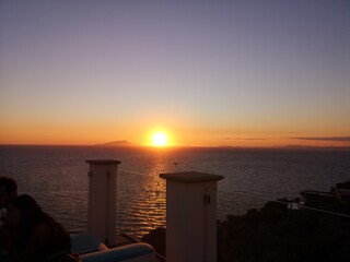 un fantastico tramonto catturato da Massa Lubrense, in penisola sorrentina a pochi passi da Sorrento e Vico Equense. Ischia sullo sfondo e capri si intravede sulla sinistra.  © FraEs85