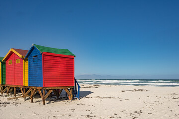 Farbenfrohe Strandhäuschen