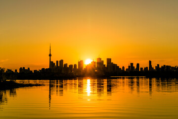 Fototapeta na wymiar Toronto skyline with a golden sunset