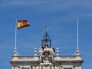 Fototapeta na wymiar スペイン国旗と王宮/Spanish national flag under the blue sky