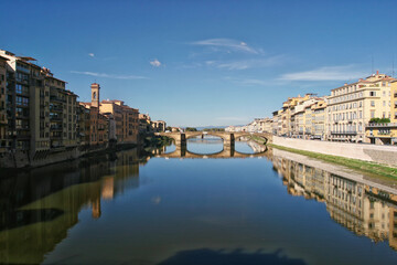 Naklejka premium arno river in florence italy