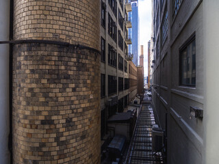 Fototapeta premium tight space in between two buildings in summer