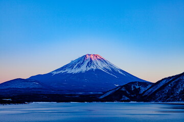 夕日を浴びた富士山、山梨県本栖湖にて