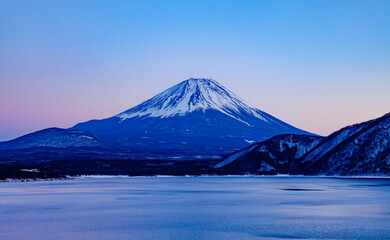 日没を迎えた山梨県の本栖湖と富士山