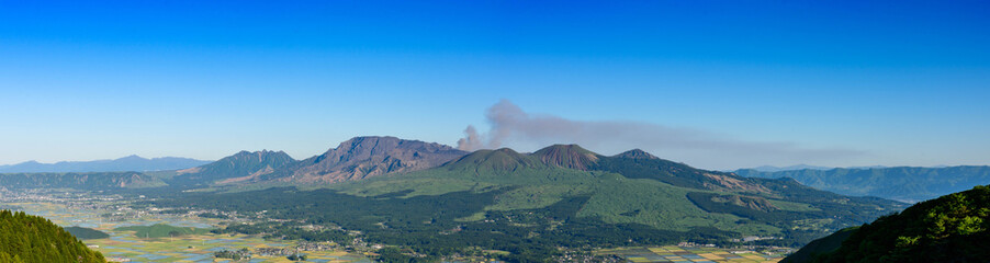 阿蘇大観峰・阿蘇外輪山(ミルクロード)から美しい晴天空の阿蘇五岳パノラマ風景写真
初夏・新緑の季節
日本　九州　熊本県
Panoramic view of Aso Gogaku in the beautiful clear sky from Aso Daikanbo and Aso Somma (milk road)
Early summer/fresh green season
Japan Ky