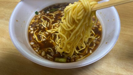 カップラーメンを食べる。不健康な食生活