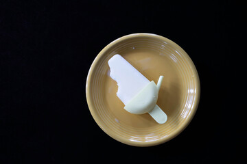 Curd ice cream Do it yourself on the yellow plate