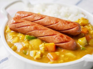 아시아 음식 소시지 카레 라이스 
