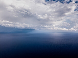 vista aerea del mare blu du palinuro con nuvole bianche