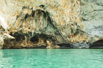 pareti rocciose con grotte nel Cilento Italia